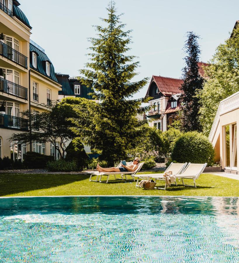 Falkensteiner Spa Resort Mariánské Lázně Exterior foto The garden of the hotel