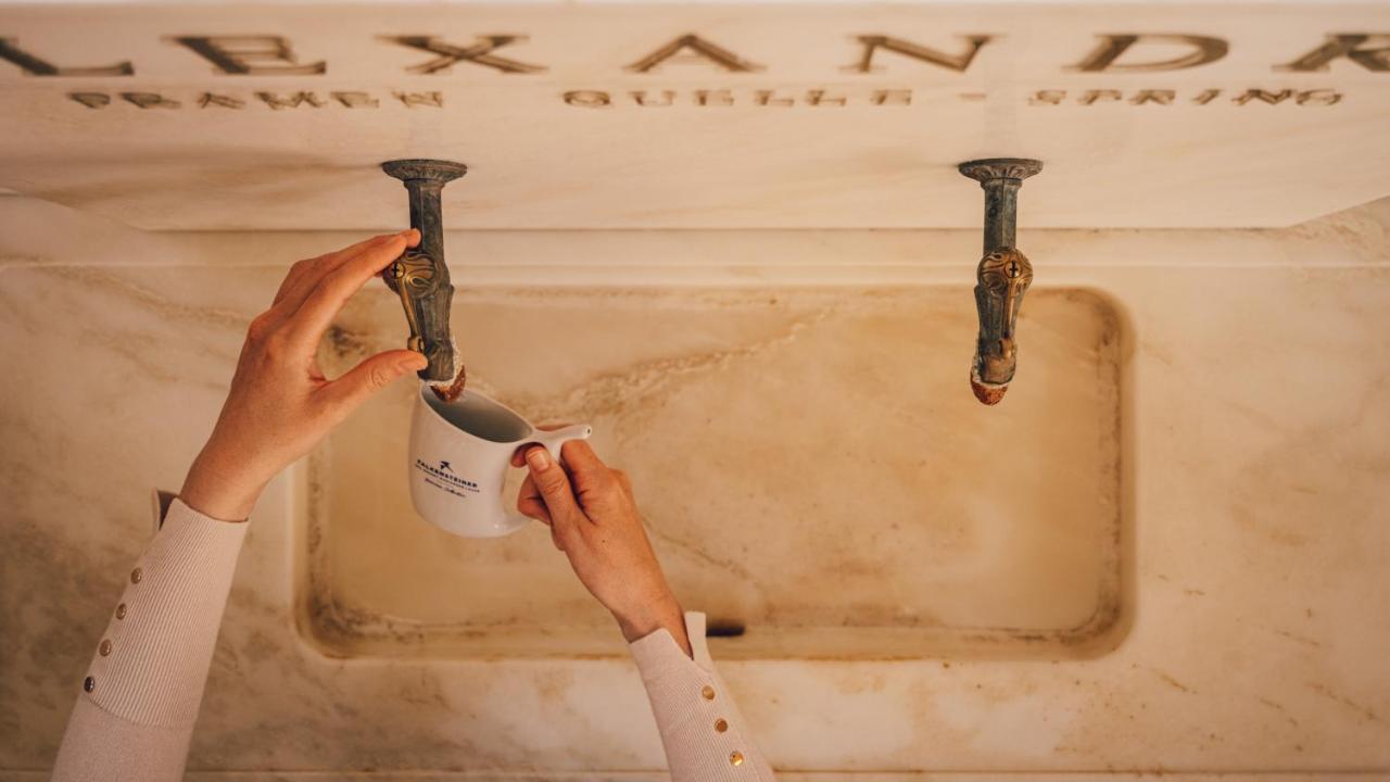 Falkensteiner Spa Resort Mariánské Lázně Exterior foto A woman washing her hands in the mikveh