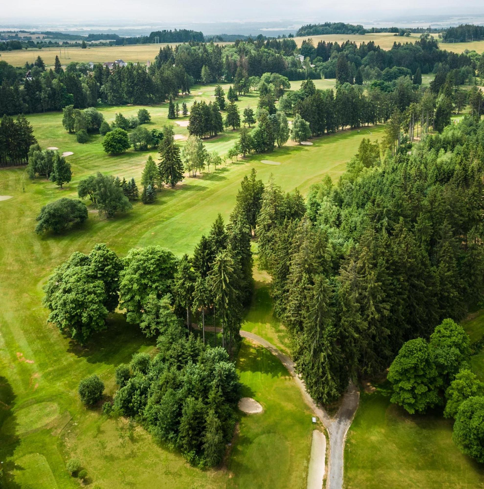 Falkensteiner Spa Resort Mariánské Lázně Exterior foto Aerial view of the golf course