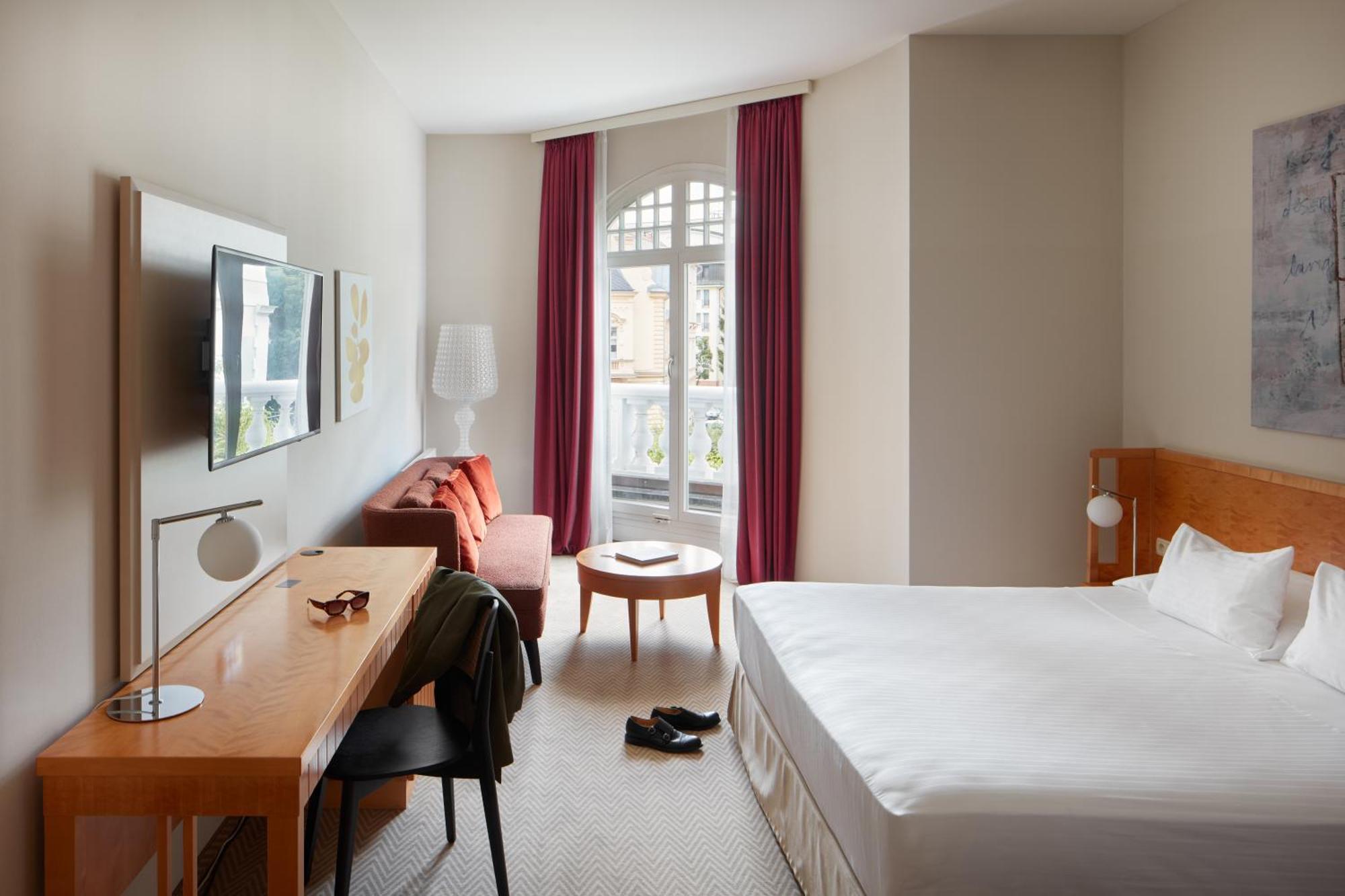 Falkensteiner Spa Resort Mariánské Lázně Exterior foto A room at the hotel