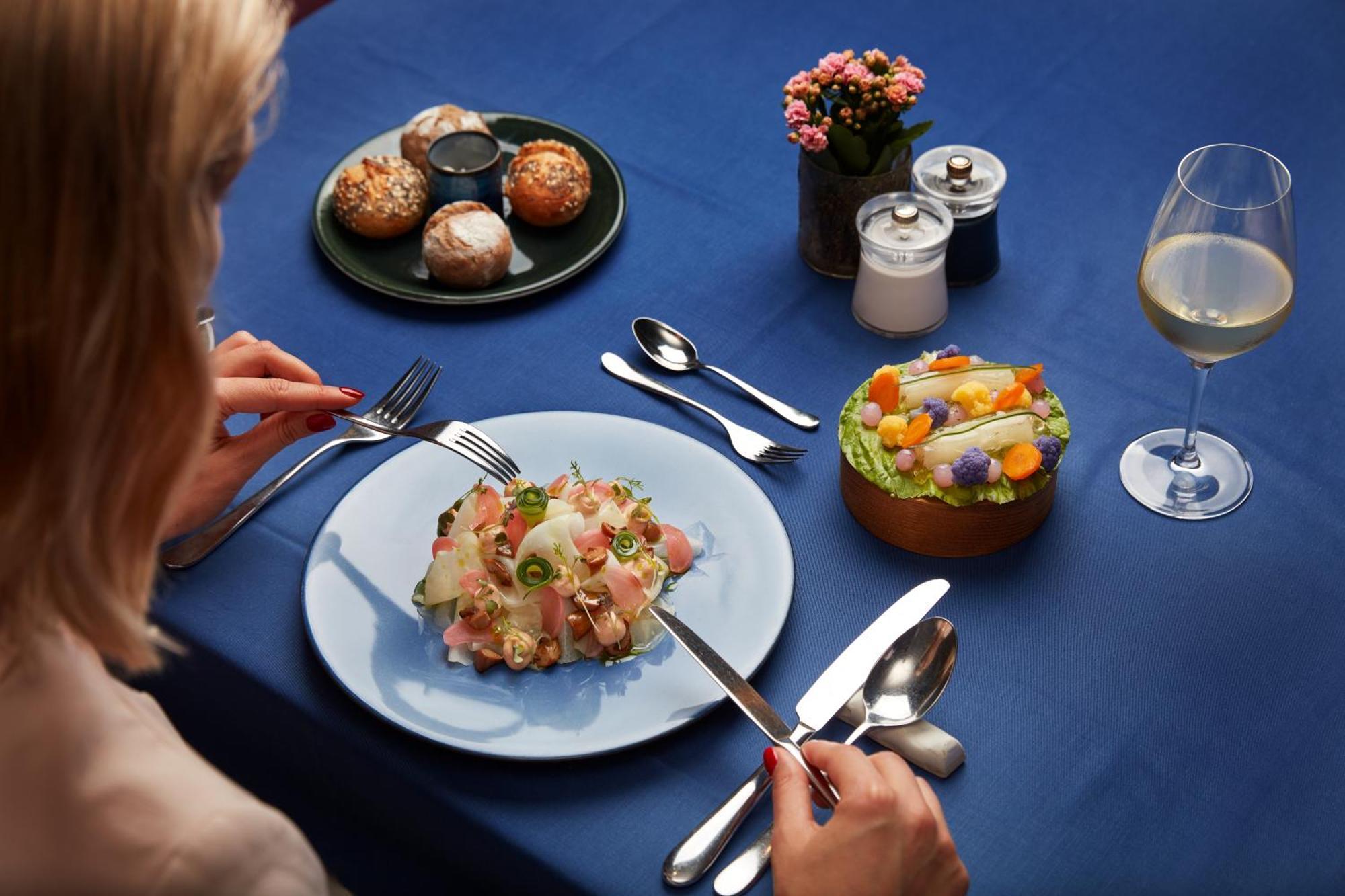 Falkensteiner Spa Resort Mariánské Lázně Exterior foto A woman eating with a knife and fork