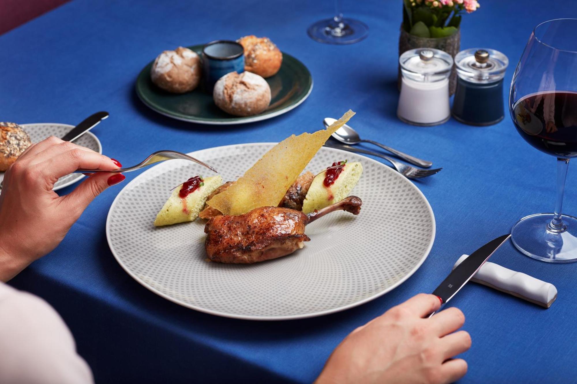 Falkensteiner Spa Resort Mariánské Lázně Exterior foto A duck confit with pear and red wine