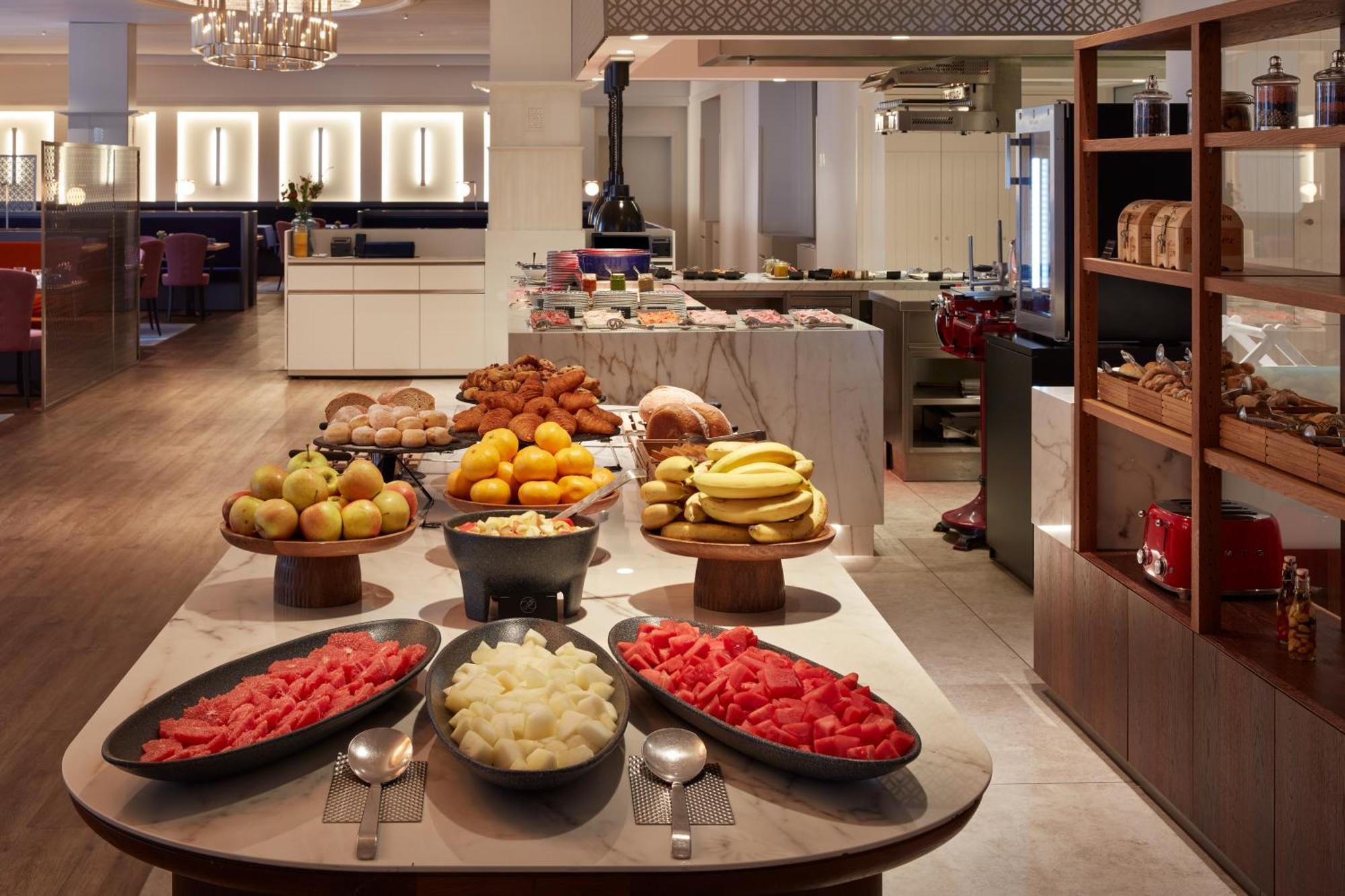 Falkensteiner Spa Resort Mariánské Lázně Exterior foto The buffet at the lounge