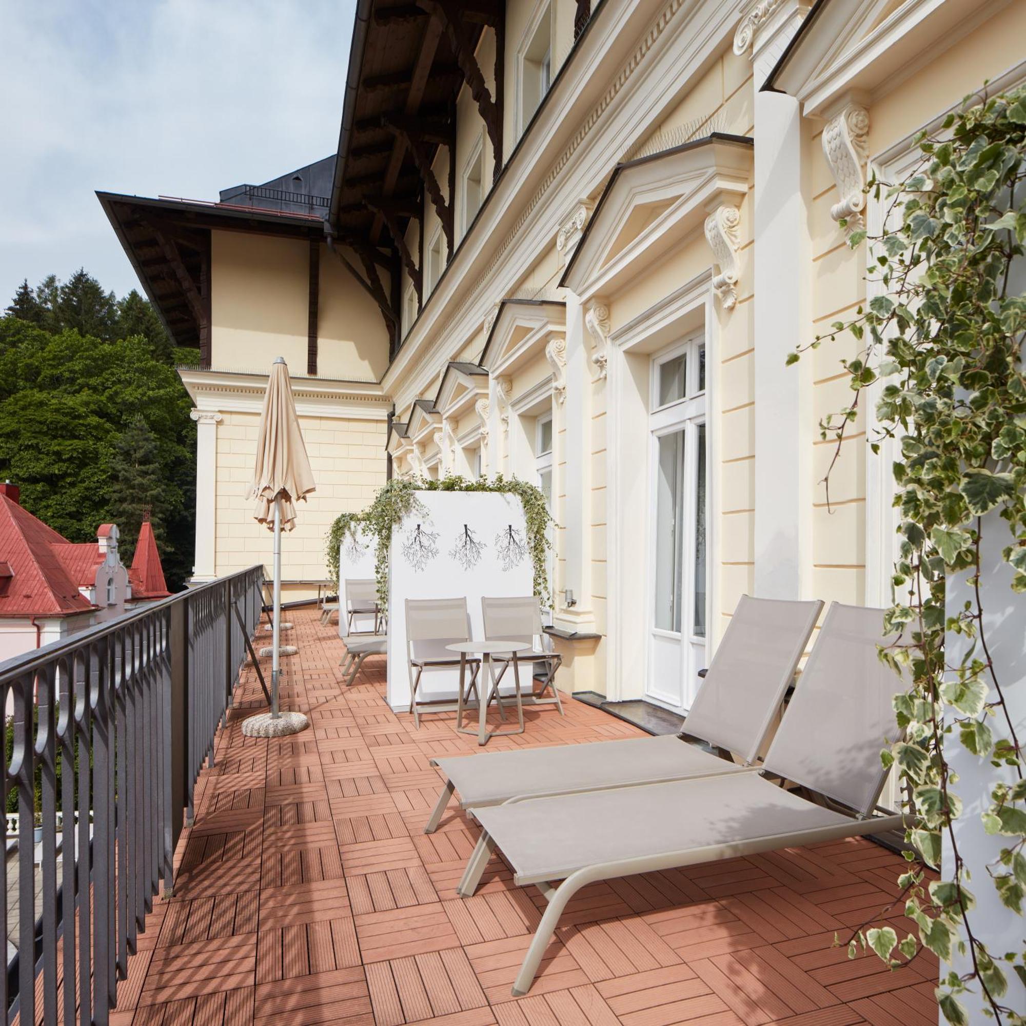 Falkensteiner Spa Resort Mariánské Lázně Exterior foto The terrace