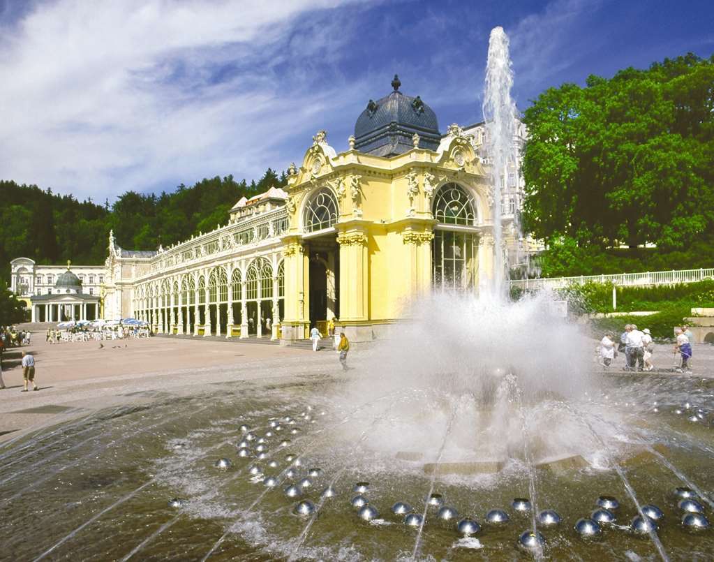 Falkensteiner Spa Resort Mariánské Lázně Exterior foto The colonnade in Lázně Bohdaneč